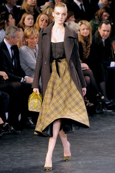 Look 10
